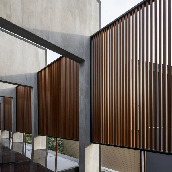 Aluminium Dual Tone Lourve Screen with Glass Skylight @ N House